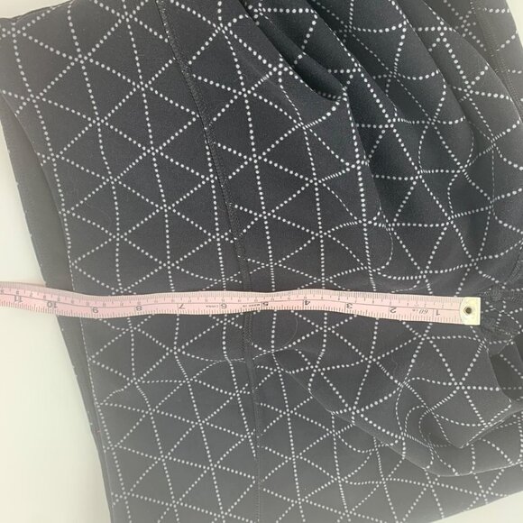 Victoria’s Secret VSX Sport Black and White Geometric Capri Leggings Size M - Picture 8 of 10